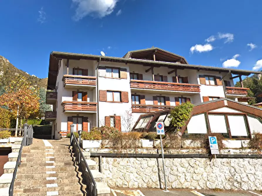 Immagine 1 di Stabile in vendita  in Via Silvio Pellico  a Castione Della Presolana