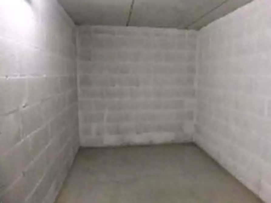 Immagine 4 di Garage in vendita  in Via di Grotta di Gregna a Roma