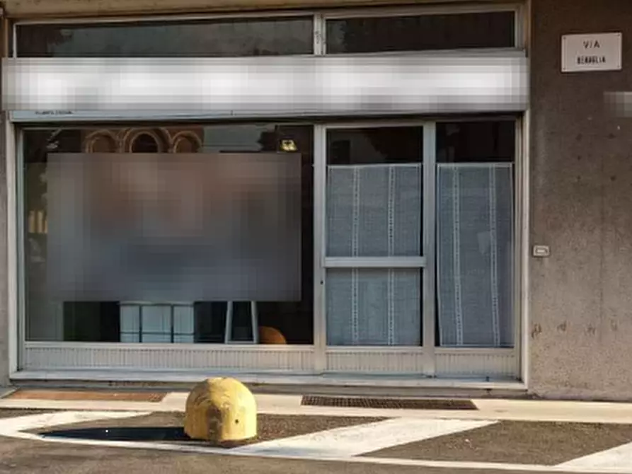 Immagine 1 di Negozio in vendita  in Via Benaglia a Capriate San Gervasio