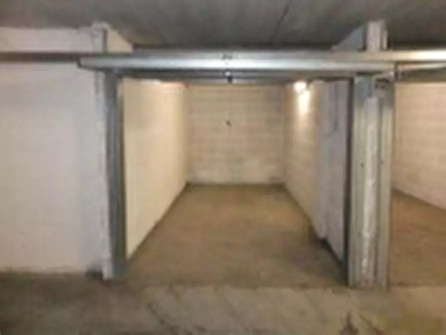 Immagine 1 di Garage in vendita  in via di Grotta di Gregna a Roma