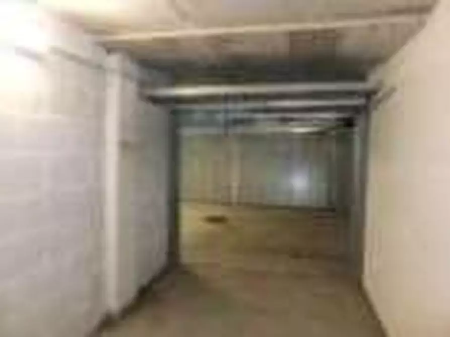Immagine 2 di Garage in vendita  in via di Grotta di Gregna a Roma