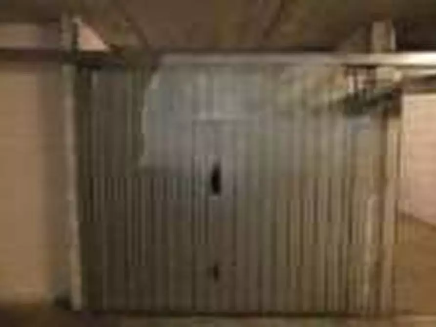 Immagine 3 di Garage in vendita  in via di Grotta di Gregna a Roma
