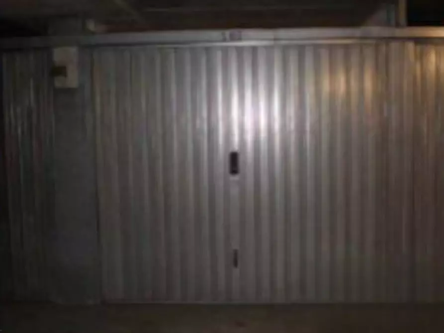 Immagine 4 di Garage in vendita  in Via Grotta di Gregna  a Roma