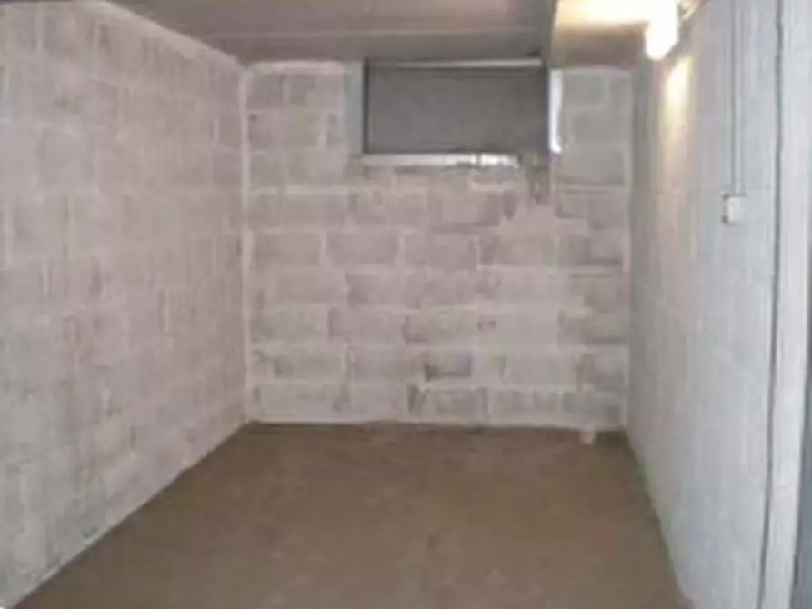 Immagine 3 di Garage in vendita  in Via grotta di gregna a Roma