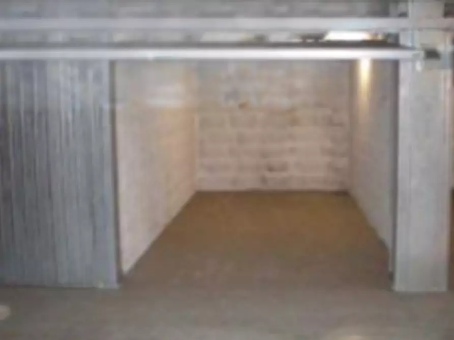 Immagine 4 di Garage in vendita  in Via grotta di gregna a Roma