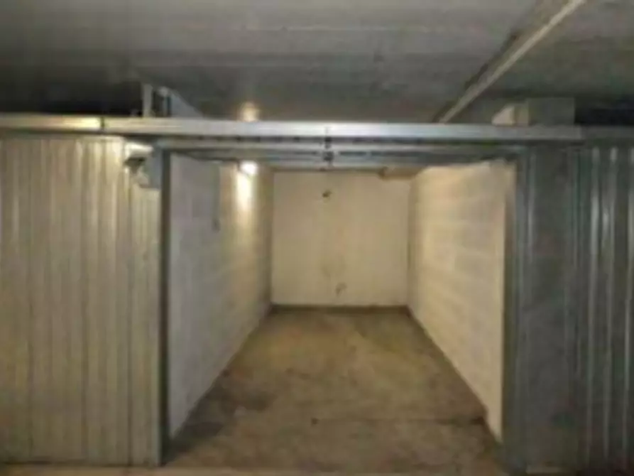 Immagine 2 di Garage in vendita  in via di Grotta di Gregna a Roma