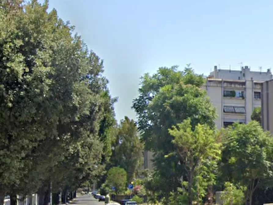 Immagine 4 di Garage in vendita  in via di Grotta di Gregna a Roma