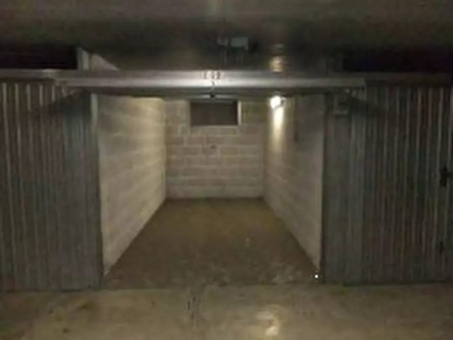 Immagine 2 di Garage in vendita  in Via Grotta di Gregna  a Roma