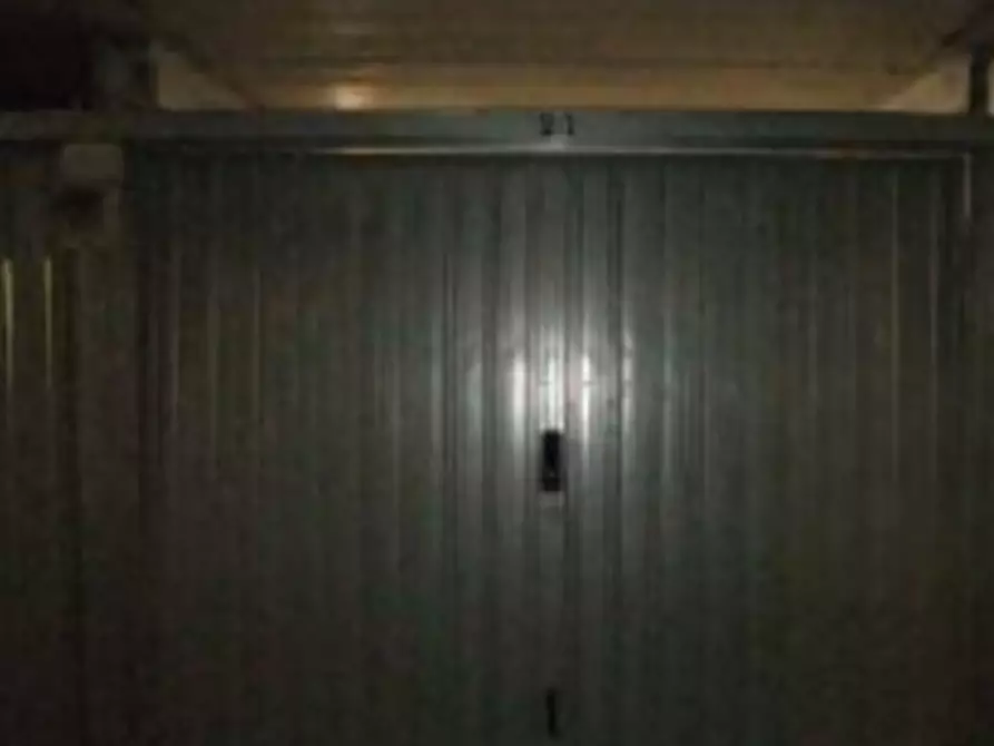 Immagine 1 di Garage in vendita  in via di Grotta di Gregna a Roma