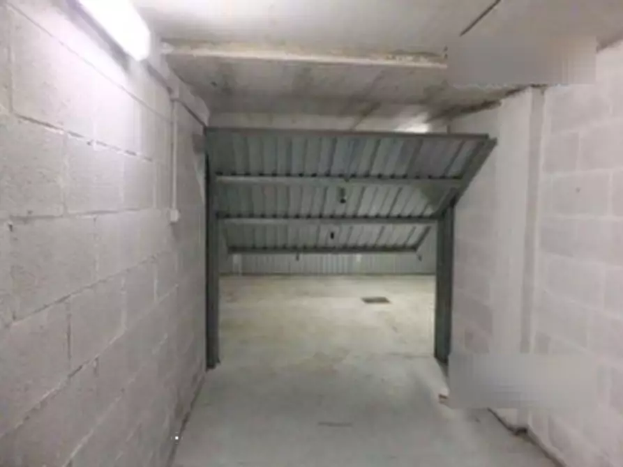 Immagine 2 di Garage in vendita  in via di Grotta di Gregna a Roma