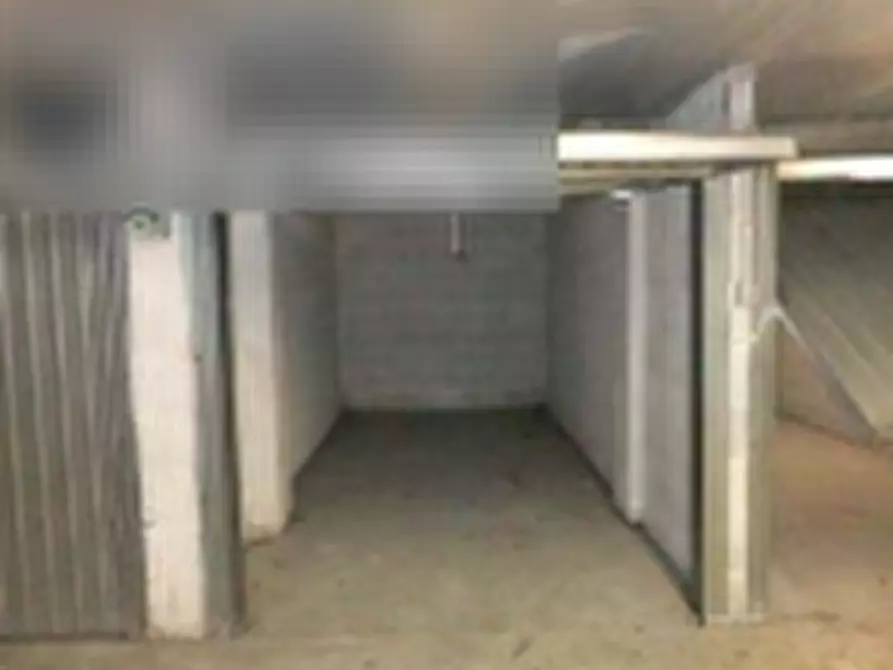 Immagine 4 di Garage in vendita  in via di Grotta di Gregna  a Roma