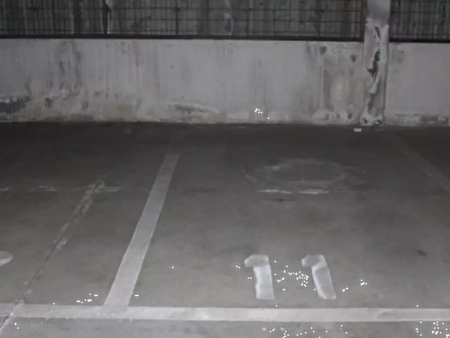 Immagine 1 di Posto auto in vendita  in  Viale Montegrappa a Prato