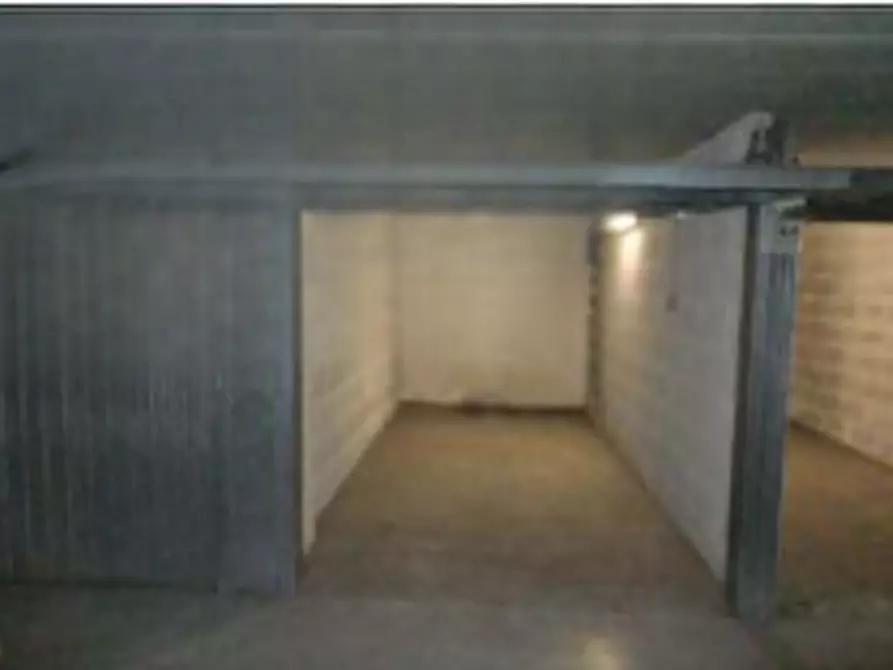 Immagine 1 di Garage in vendita  in via di Grotta di Gregna a Roma