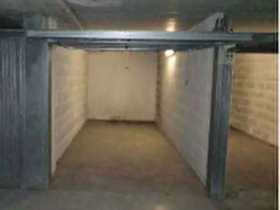 Immagine 1 di Garage in vendita  in via di Grotta di Gregna a Roma