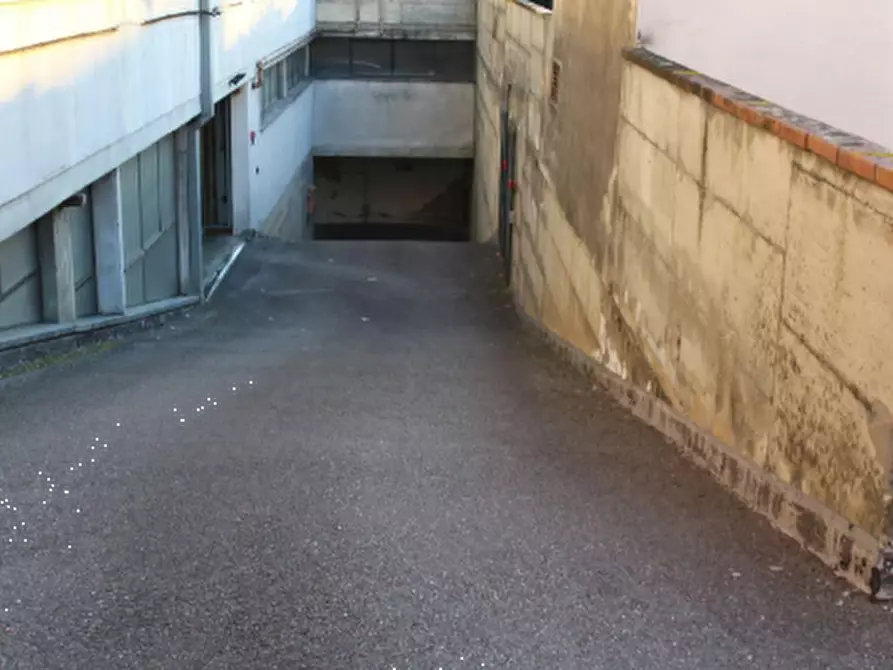 Immagine 2 di Posto auto in vendita  in Viale Montegrappa a Prato