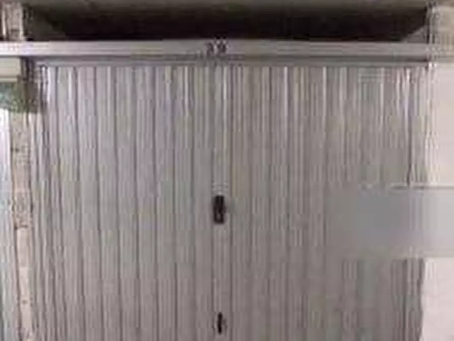 Immagine 2 di Garage in vendita  in Via di Grotta di Gregna a Roma