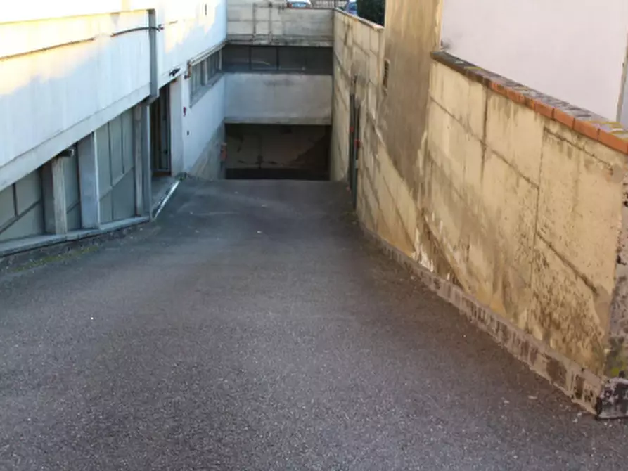 Immagine 2 di Posto auto in vendita  in Viale Montegrappa a Prato