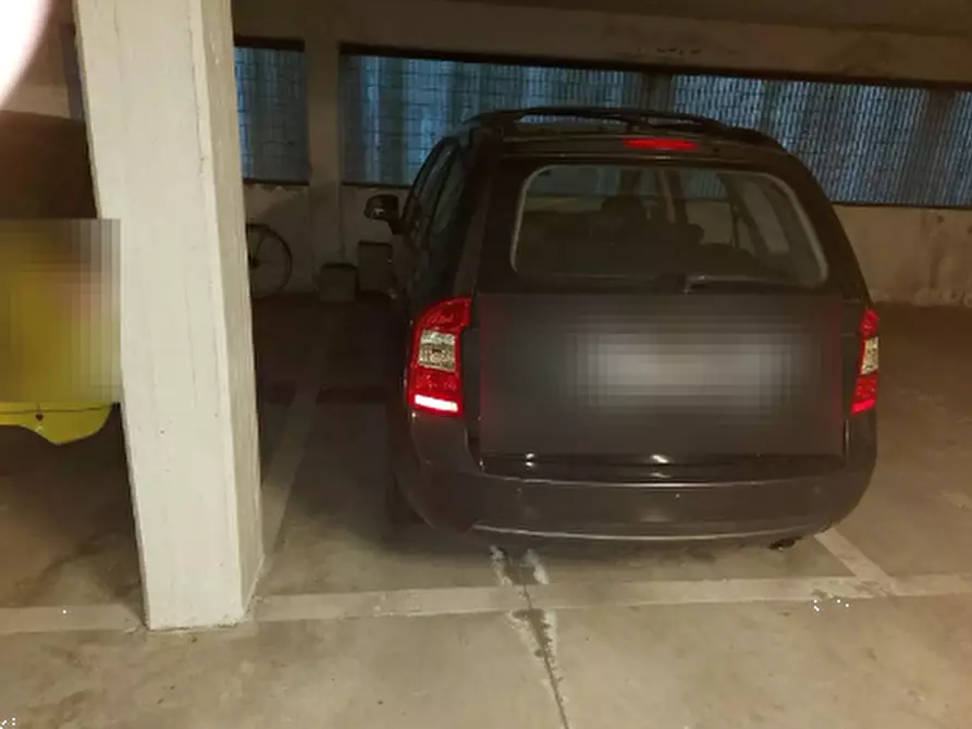 Immagine 1 di Posto auto in vendita  in Viale Montegrappa a Prato
