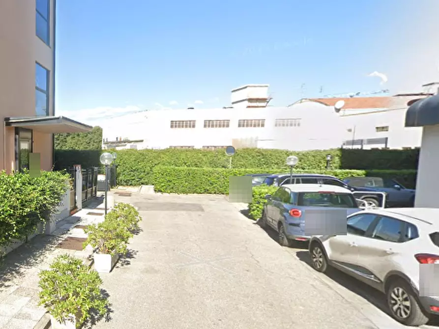 Immagine 8 di Posto auto in vendita  in Viale Montegrappa a Prato