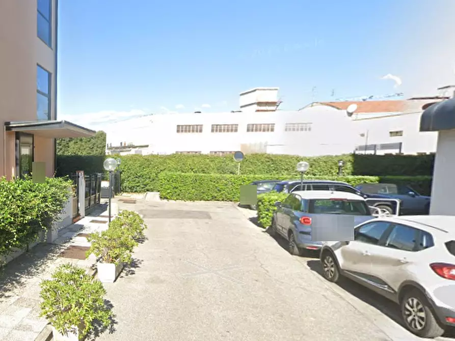 Immagine 7 di Posto auto in vendita  in Viale Montegrappa a Prato