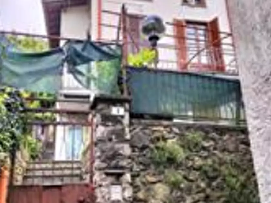 Immagine 1 di Stabile in vendita  in Via Valle a Valbrona