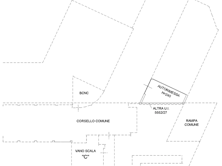 Immagine 10 di Garage in vendita  in Via Tevere a Villa Guardia