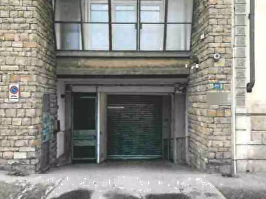 Immagine 1 di Garage in vendita  a Firenze