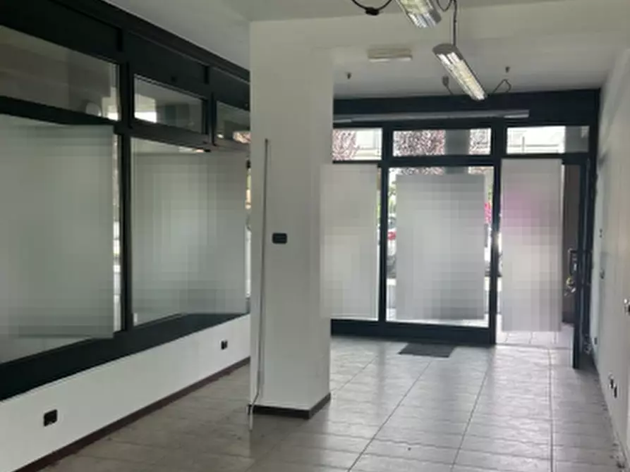 Immagine 2 di Negozio in vendita  in Via Tevere a Villa Guardia