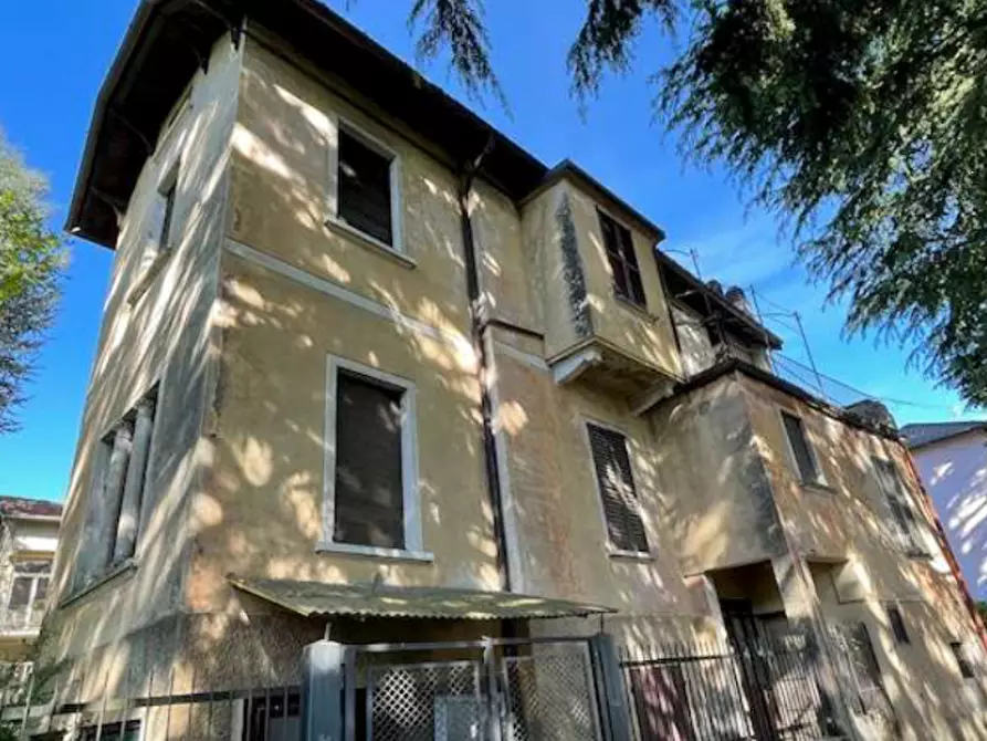 Immagine 1 di Casa indipendente in vendita  in Viale Verbano a Gavirate