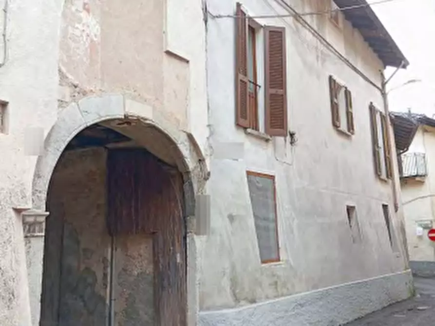 Immagine 1 di Appartamento in vendita  in Via Piazza Giuseppe Grandi  a Valganna