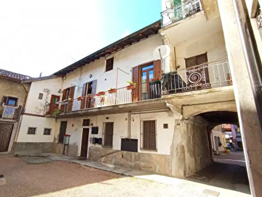 Immagine 5 di Appartamento in vendita  in Via Piazza Giuseppe Grandi  a Valganna