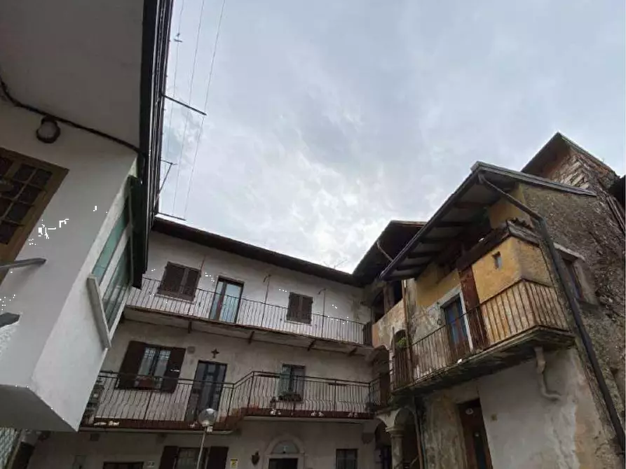 Immagine 1 di Rustico / casale in vendita  in Via G. Marconi a Besano