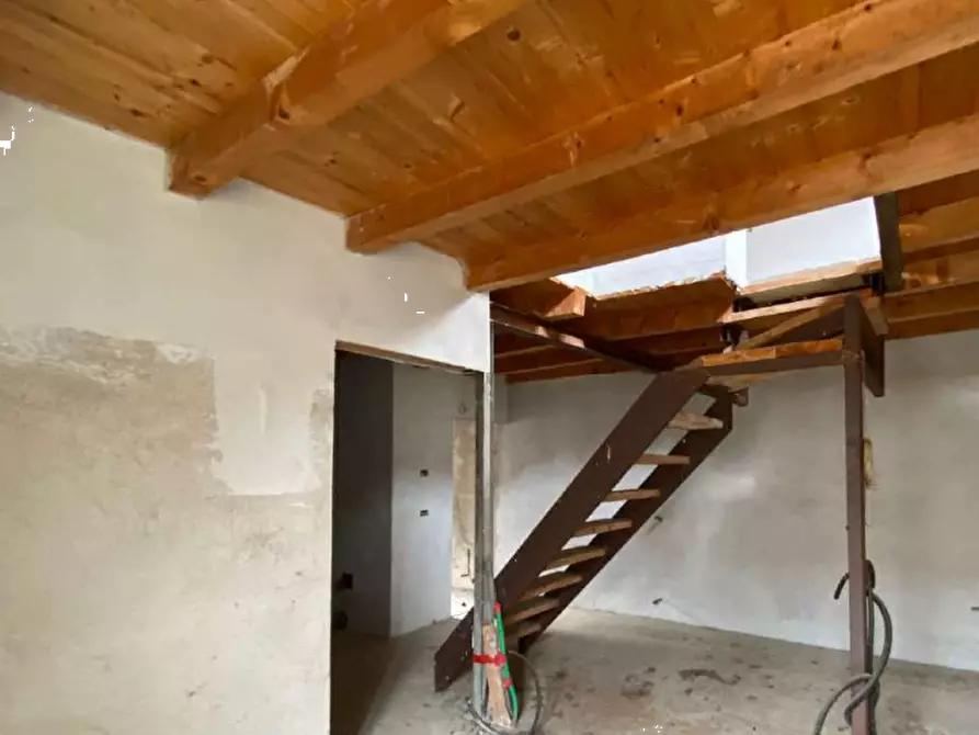 Immagine 19 di Rustico / casale in vendita  in Via G. Marconi a Besano