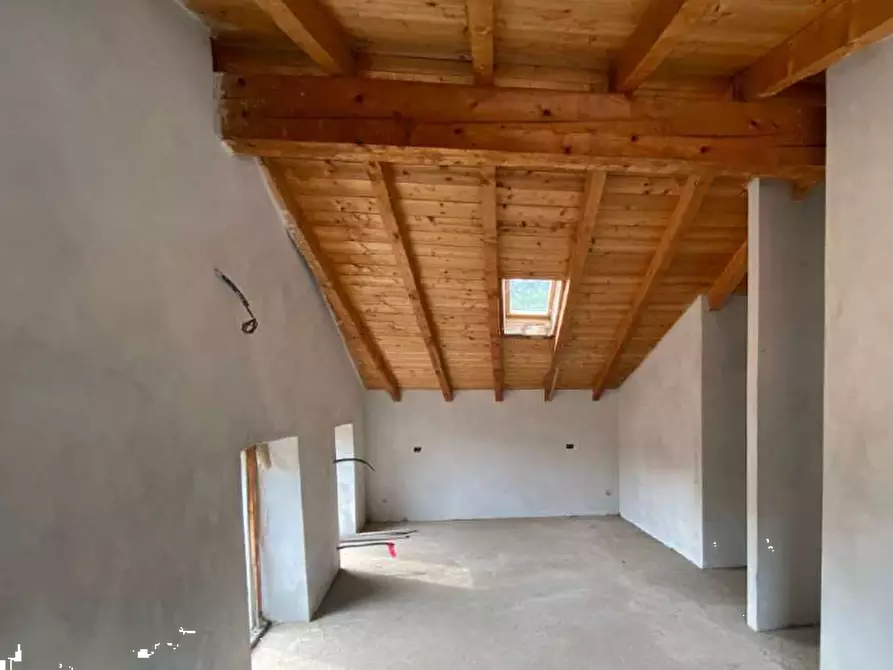 Immagine 23 di Rustico / casale in vendita  in Via G. Marconi a Besano