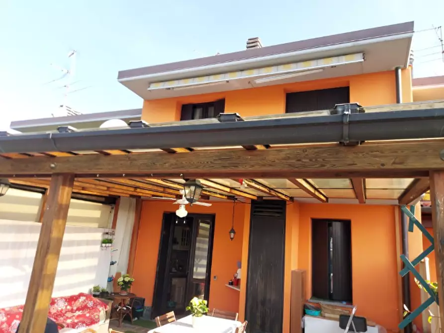 Immagine 1 di Villetta a schiera in vendita  in Via Giulio Verne a Bagnatica