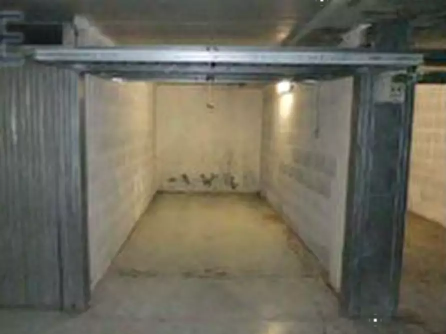 Immagine 1 di Garage in vendita  in via di Grotta di Gregna a Roma