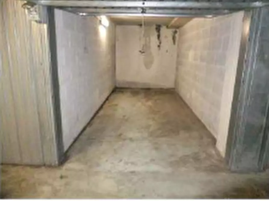 Immagine 1 di Garage in vendita  in via di Grotta di Gregna a Roma