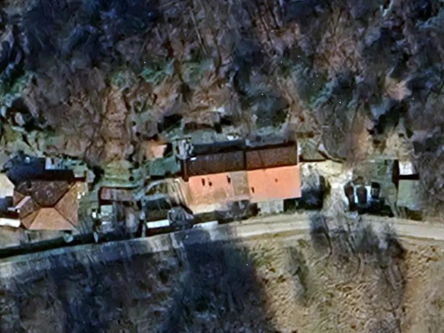 Immagine 10 di Appartamento in vendita  in Via Pradaccio a Cadegliano-Viconago