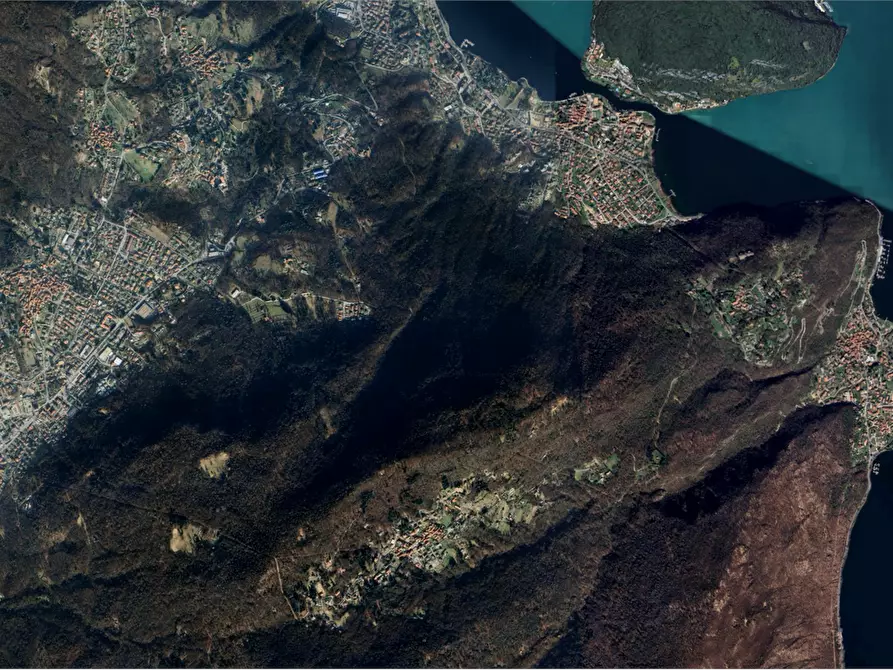 Immagine 18 di Appartamento in vendita  in Via Pradaccio a Cadegliano-Viconago