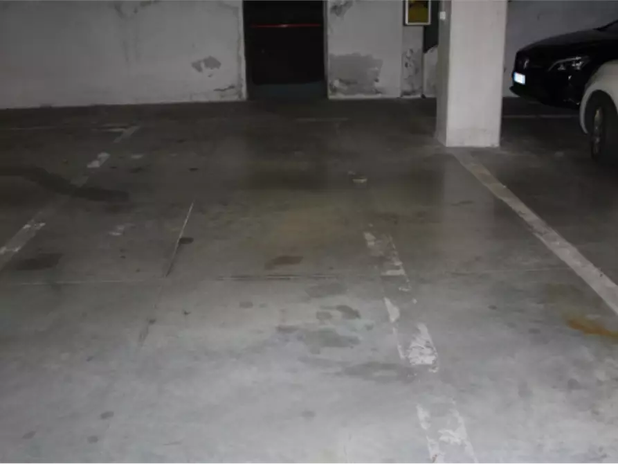 Immagine 1 di Posto auto in vendita  in viale Montegrappa a Prato