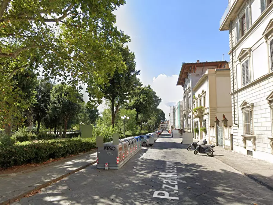 Immagine 11 di Garage in vendita  a Firenze