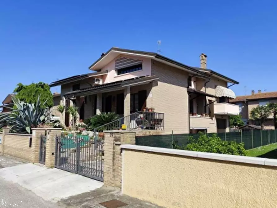 Immagine 1 di Villa in vendita  in Via Sandro Pertini a Migliaro