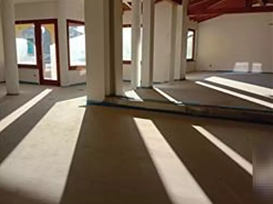 Immagine 15 di Negozio in vendita  in Piazza San Valentino a Pagnacco