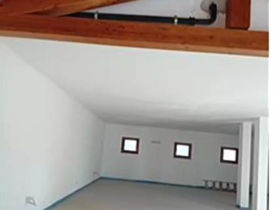 Immagine 18 di Negozio in vendita  in Piazza San Valentino a Pagnacco