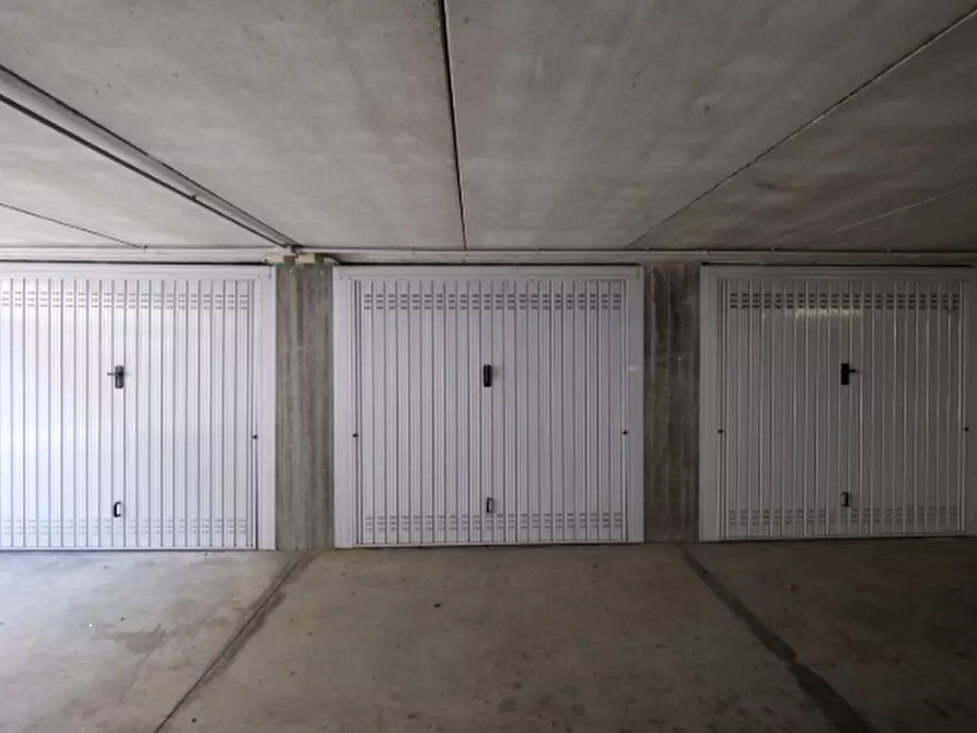 Immagine 2 di Garage in vendita  in Via Wolfgang Amadeus Mozart a Liscate