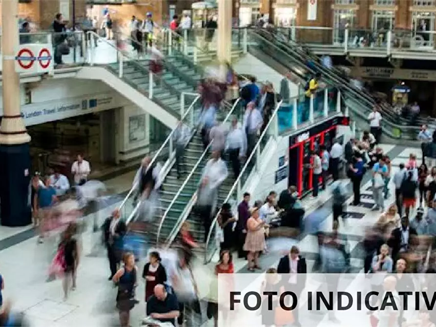 Immagine 11 di Negozio in vendita  in Via Fiorentina a Pistoia