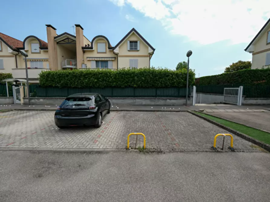 Immagine 1 di Posto auto in vendita  in  Via Mozart Wolfgang Amadeus a Liscate