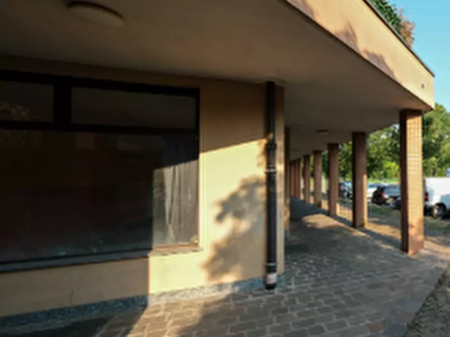 Immagine 1 di Negozio in vendita  in Piazza Orsa Maggiore a Pessano Con Bornago