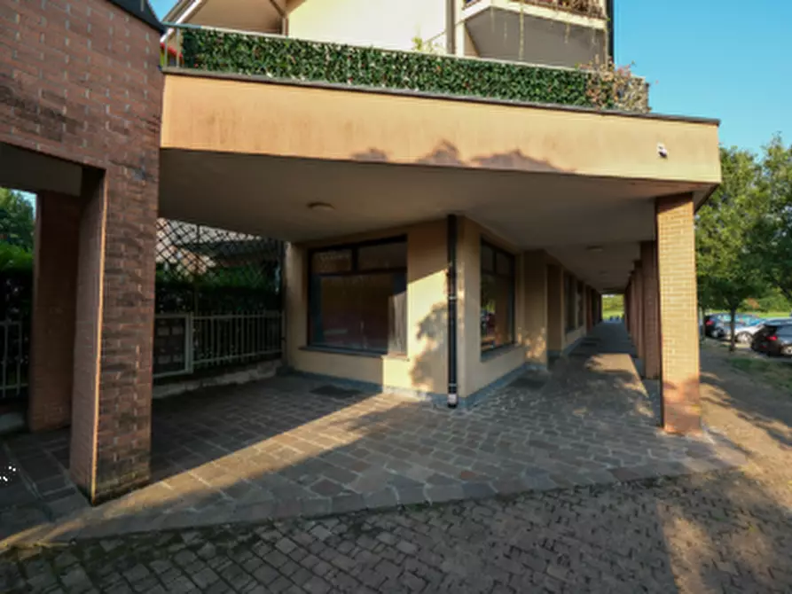 Immagine 2 di Negozio in vendita  in Piazza Orsa Maggiore a Pessano Con Bornago