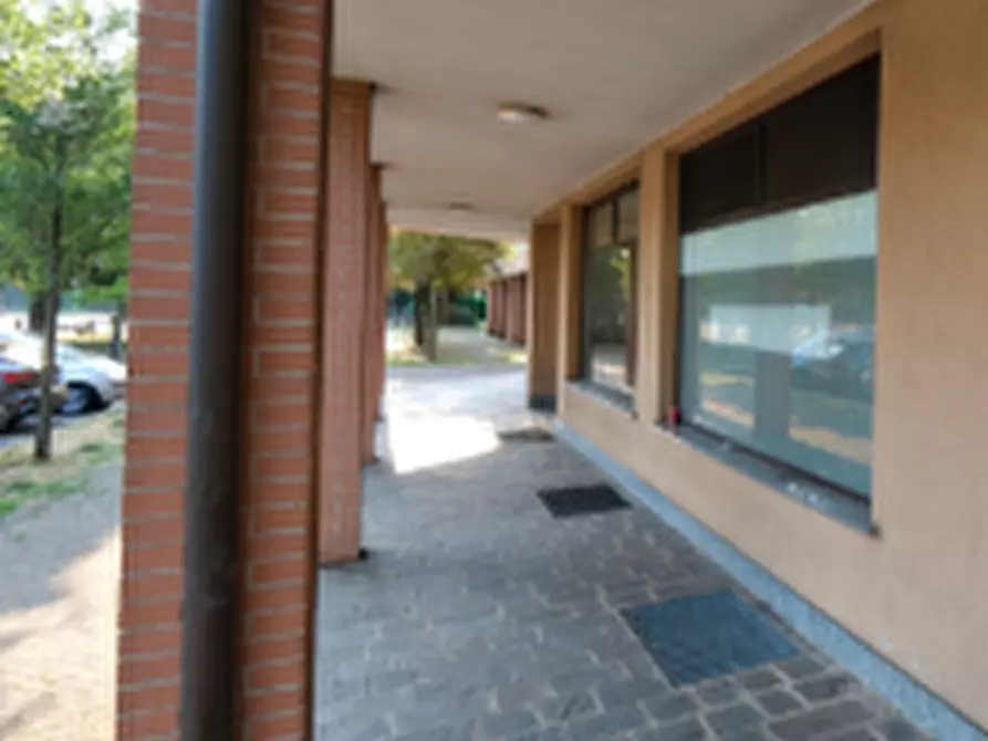 Immagine 3 di Negozio in vendita  in Piazza Orsa Maggiore a Pessano Con Bornago